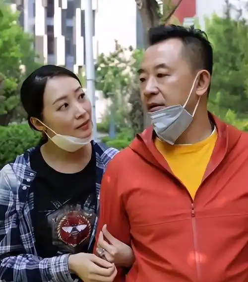 黄海波老婆罕见携娃亮相,40岁穿风衣叠穿卫衣气质感爆棚_扎扎_休闲