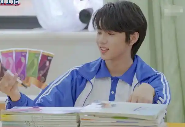 刘耀文大学生活日常_刘耀文在学校表演节目