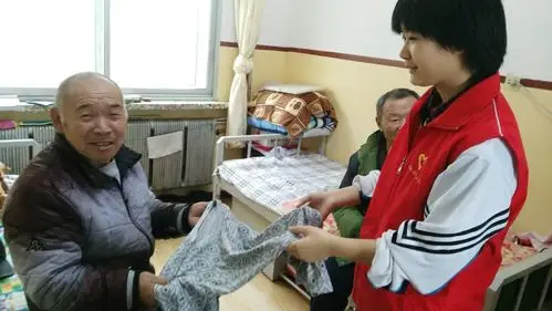 本高学子社会实践携手恒爱益心志愿团队走进养老院慰问老人