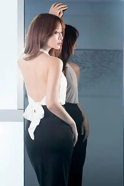 柳岩深v露背装拍写真 尽情释放妖娆性感魅力