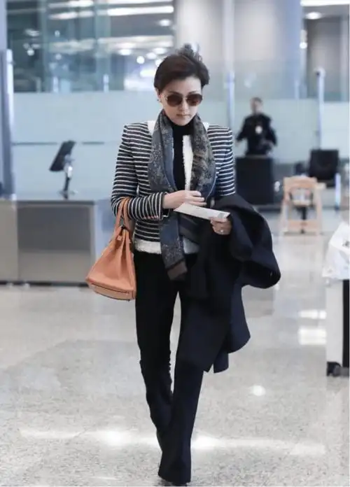 杨澜嫁入豪门自己也有事业,一身精英范穿搭,气质高级显丰厚家底_外套