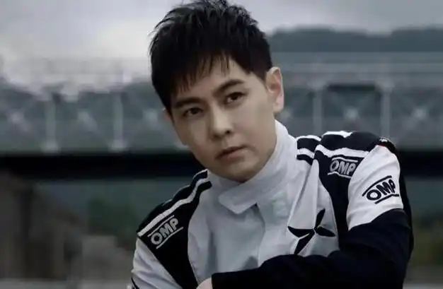 48岁林志颖参加活动面相显凶大变样给粉丝签名左手抬不上力