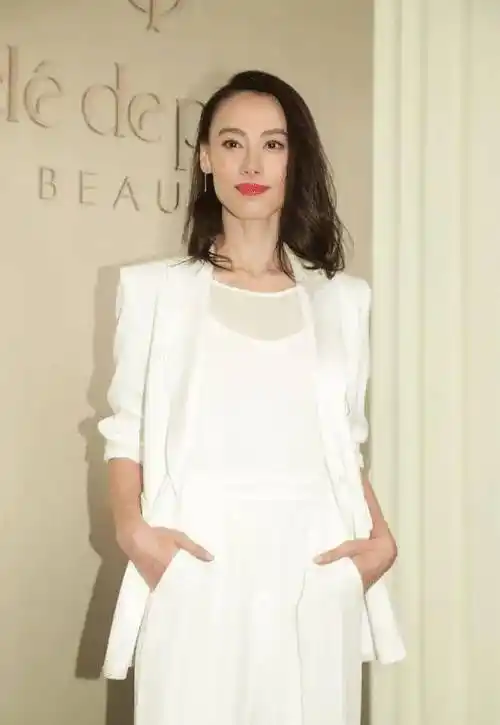 梁洛施果然是"白富美",穿白色西装配阔腿裤亮相,高级感爆棚_版型_套装