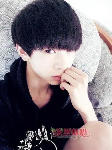 男人多发量短发蘑菇头发型