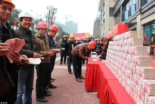 1000万元农民工工资集中发放现金堆成小山