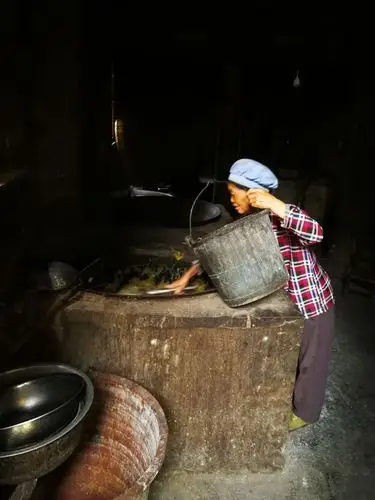 用柴火烧煮的猪食