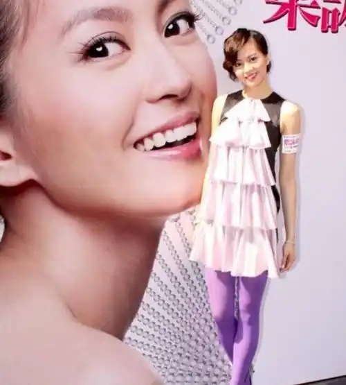 梁咏琪花样越来越多了,紫色丝袜搭配蛋糕连衣裙尽显超模风采!
