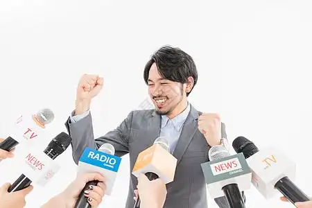 照片  |手拿平板电脑的新闻女记者照片  |女新闻记者手拿无线话筒采访