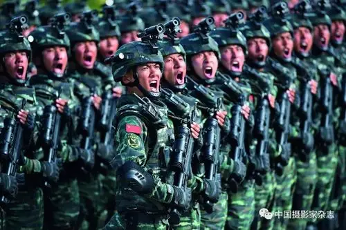 像战士一样 始终保持冲锋姿态 | 访军事摄影家柳军_军人家庭