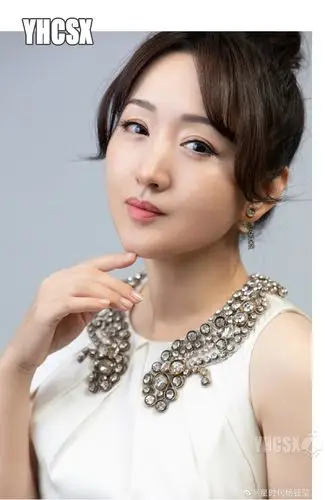 杨钰莹深夜晒美照,奶白连衣裙搭丸子头,透着几分维纳斯之美