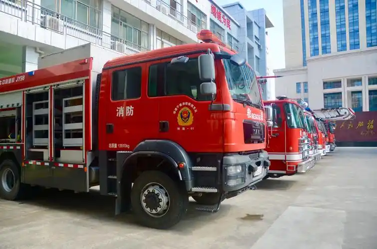 一排排的消防车