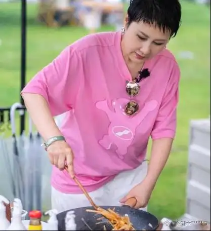 她的举动让所有人大吃一惊,因为张凯丽毫不犹豫地将所有菜肴淋上醋