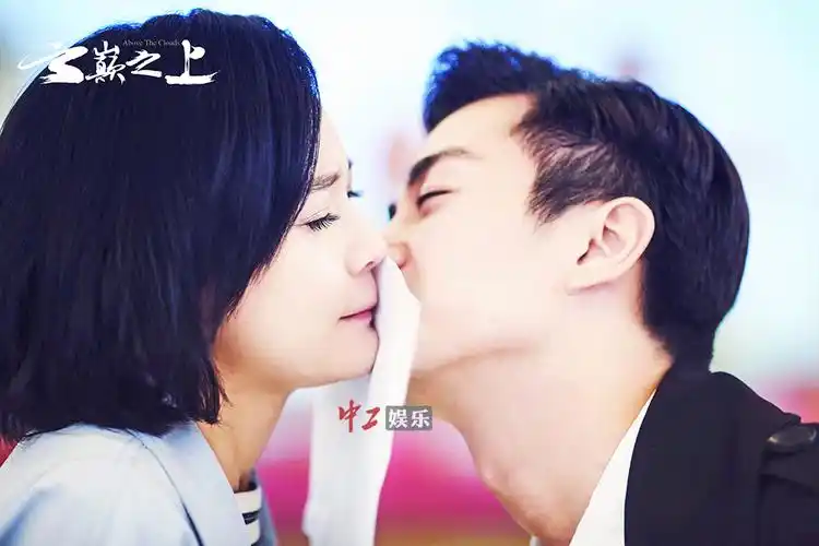 云巅之上网播20亿引讨论热潮陈晓袁姗姗共揭娱乐圈真相