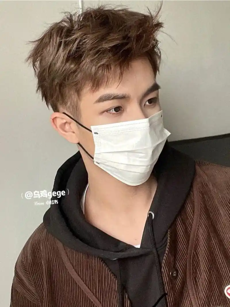 亚麻冷棕男生秋冬发色推荐男生染发 helo,大家好,今天呢给大家详细