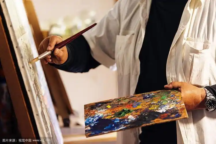 近距离的男子艺术家油画在他的工作室.