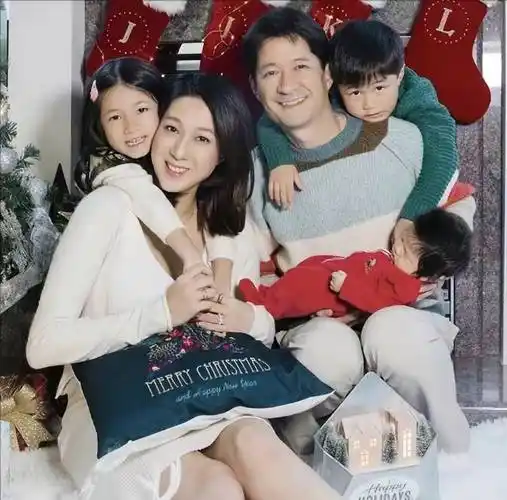 钟嘉欣与李亚男欢聚,选美冠军同框个,两个妈妈照顾五个娃.