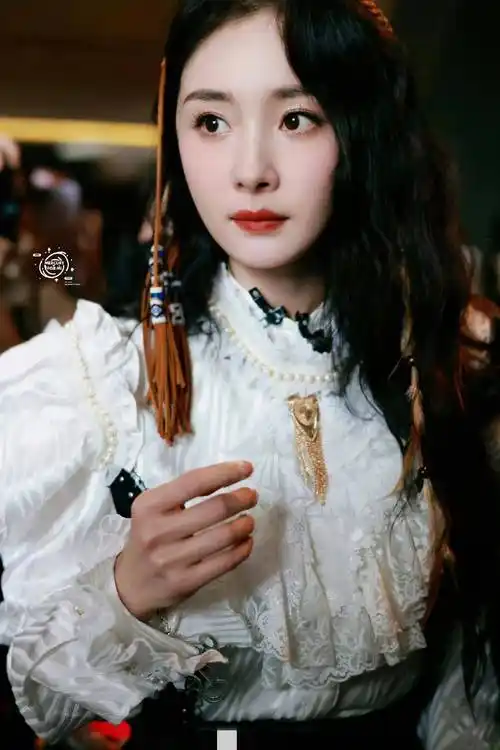 简直不敢相信,杨幂竟然有11个耳洞,其中9个还是一次性打的……_耳朵