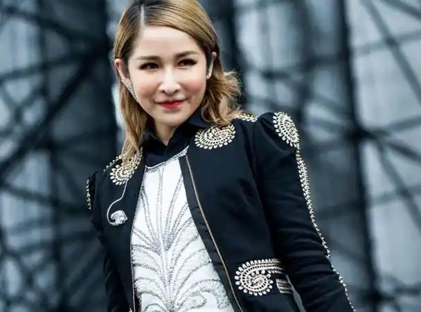 萧亚轩恢复单身,身材瘦弱脸部变形,引起人们对她健康状况的关注