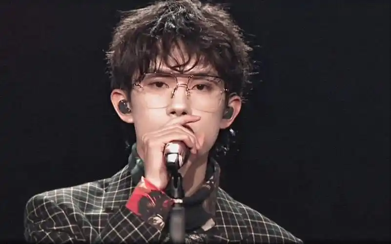 【易烊千玺】立麦扭头杀