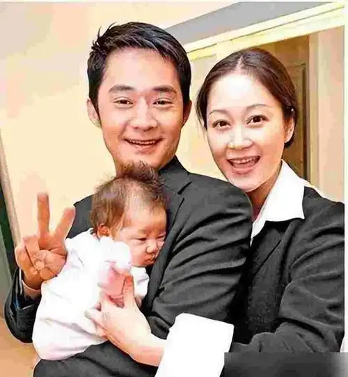 于佳卉的婚姻因丈夫的背叛和闺蜜的背刺而窒息,她最终选择离婚.