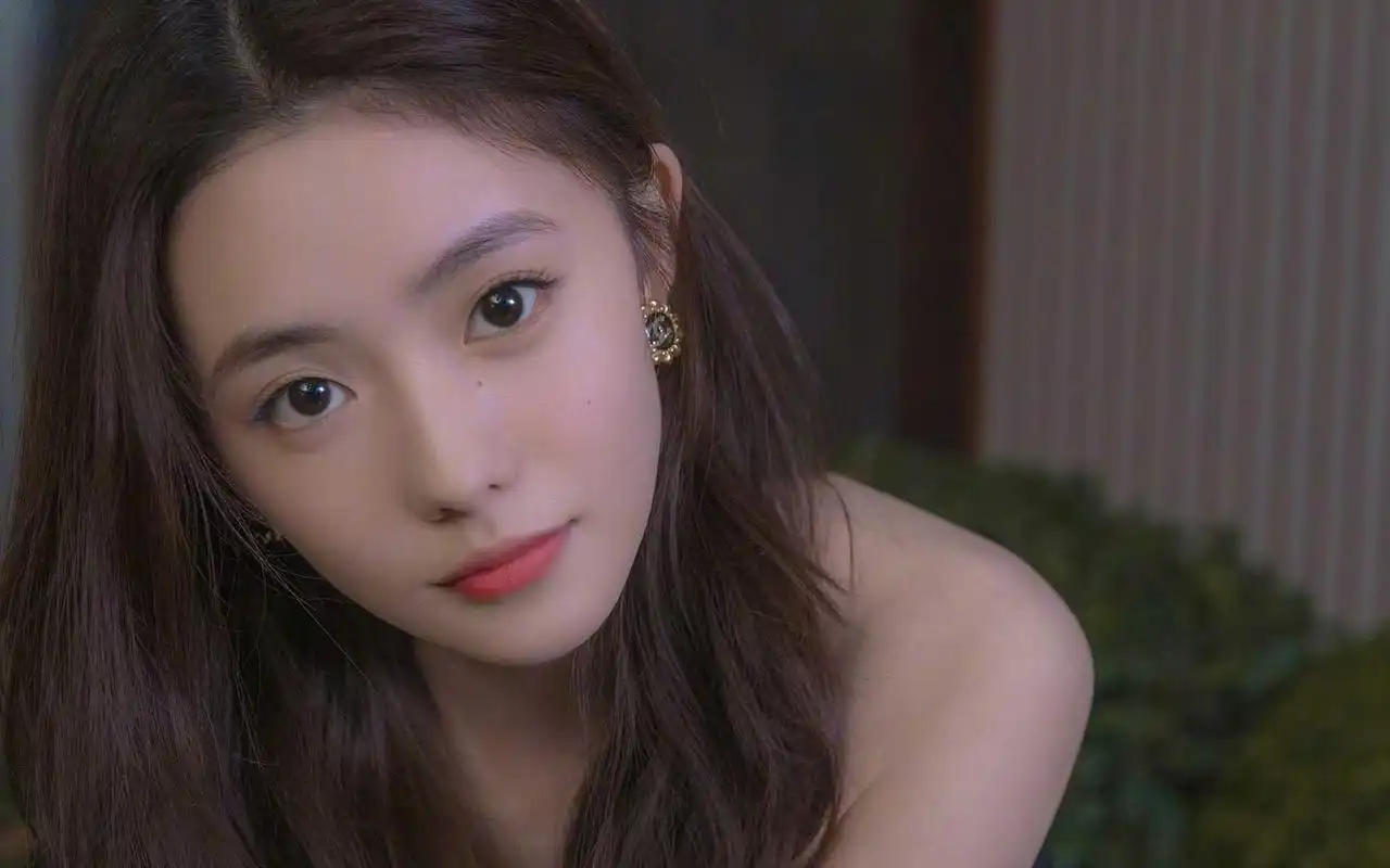 刘浩存小黑裙优雅灵动高清桌面壁纸