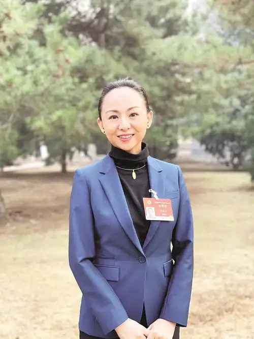 邰丽华用手语"唱"国歌 "用庄严神圣的方式表达对祖国的爱"