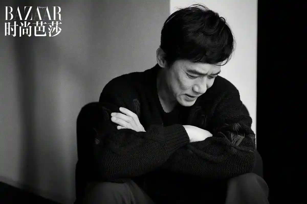 梁朝伟黑白生活感大片,诠释来自影帝悠然自在的魅力