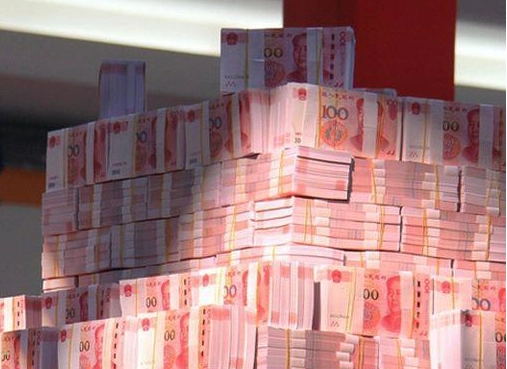 "一千万现金"和"十万月薪",你会怎么选?看看不吃亏!