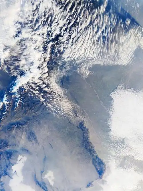 小米一亿像素拍摄的地球,每一张都可以当作壁纸