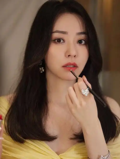 张靓颖 1984年10月11日出生于四川省成都,中国内地流行乐女歌手