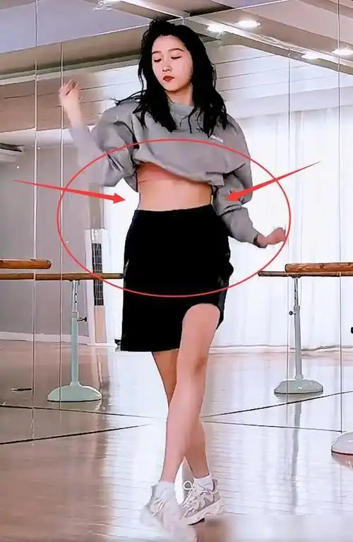 关晓彤舞蹈房录vlog虽然短短3秒被截到的腰围真实了