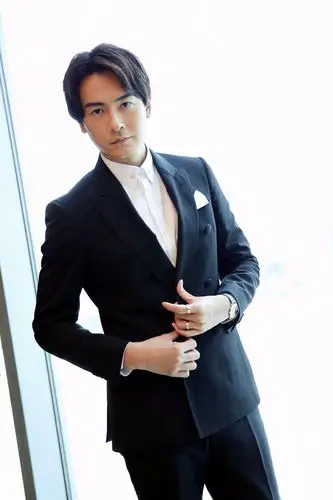 郑元畅亮相白玉兰电影节 黑色西装尽显儒雅绅士风范