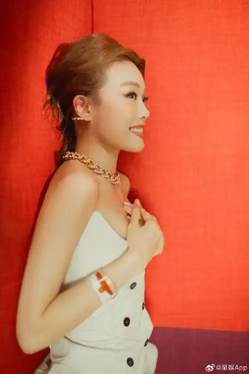 容祖儿躺平版出图方式