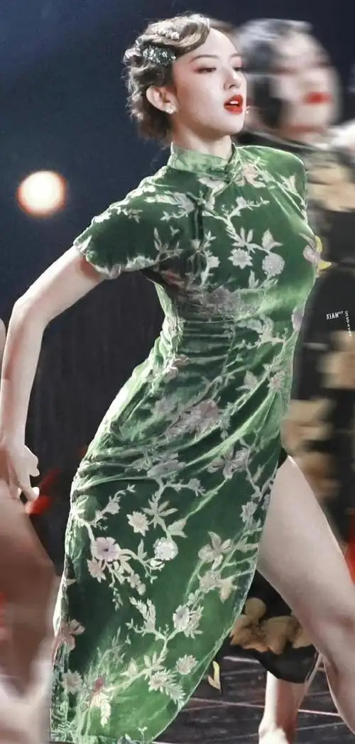 程潇舞台港风装扮,旗袍造型魅力十足!真是大美女