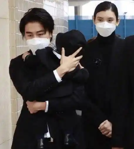 奚梦瑶儿子正脸照曝光,跟爸爸如复制粘贴,单眼皮塌鼻梁意外好看_一家