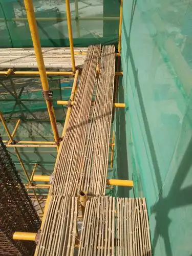 6.东外架角脚手板存在极大空隙,要求铺设严密.