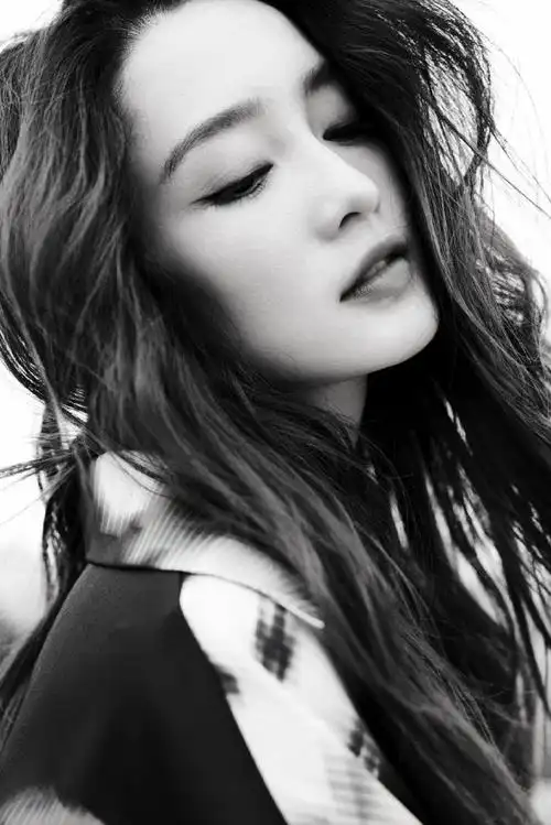 李沁海边礁石黑白大片##李沁侧颜肩颈线条