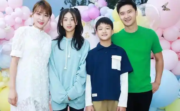 田亮一家四口代言巴拉巴拉,母女似姐妹,儿子是爸爸的翻版很幸福