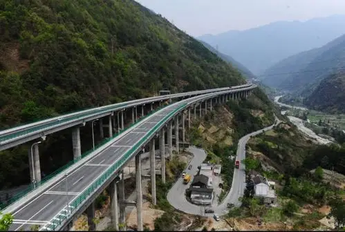 降雪临时管制 京昆高速雅西段拖乌山段