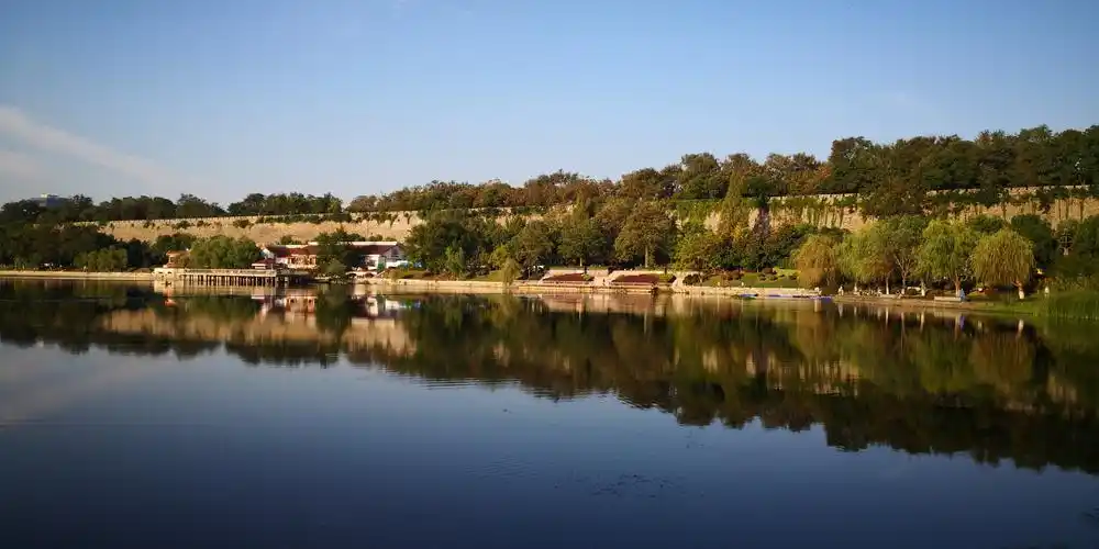 月牙湖,位于南京市中山门段城墙外.以形类月牙得名!