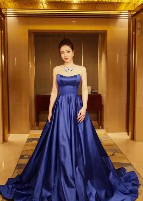 柳岩是天生的尤物,丸子头造型抢镜,抹胸蓝连衣裙尽显火辣身材|裙子
