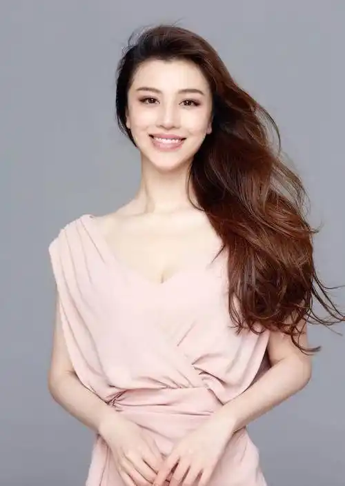 29岁葛天离婚后再穿婚纱,近照依然如少女,知性大气成熟身材傲人_刘翔