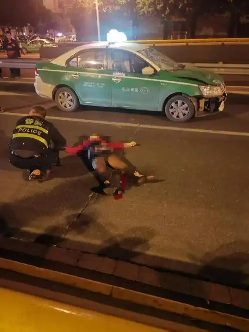 乐山城区岷江二桥处,一女子横穿马路被撞身亡!