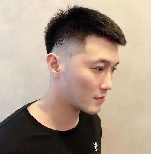 男生"两边剃光,中间留长"的发型,这4款很帅气,不要剪错了|短发|飞机头