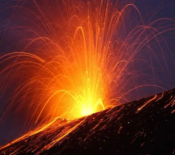 小一班特色课美术作品—《神奇的火山爆发》