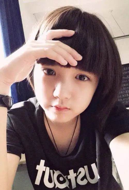 干练有型的女孩子短发,精剪出的齐刘海愈加迷人,左边头发规定在耳朵