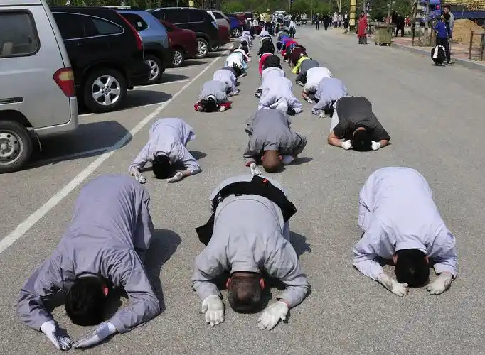 烟台朝山法会:信徒三步一跪场面壮观