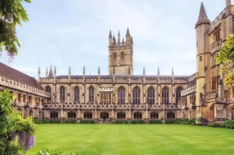 "尽管如今伦敦飞北京机票高达1万多元,韩飞透露仍有不少在牛津大学