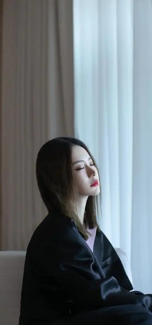 高冷女王戚薇高清手机壁纸