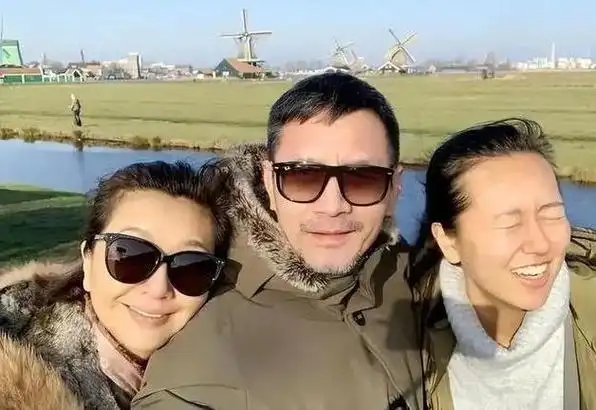 有北京网友分享出在朝阳大悦城偶遇江珊现任老公田小洁画面,惹人关注